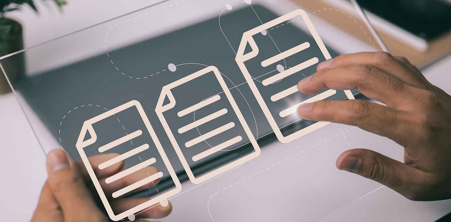 Finger tippen auf einen tranparenten Tablet